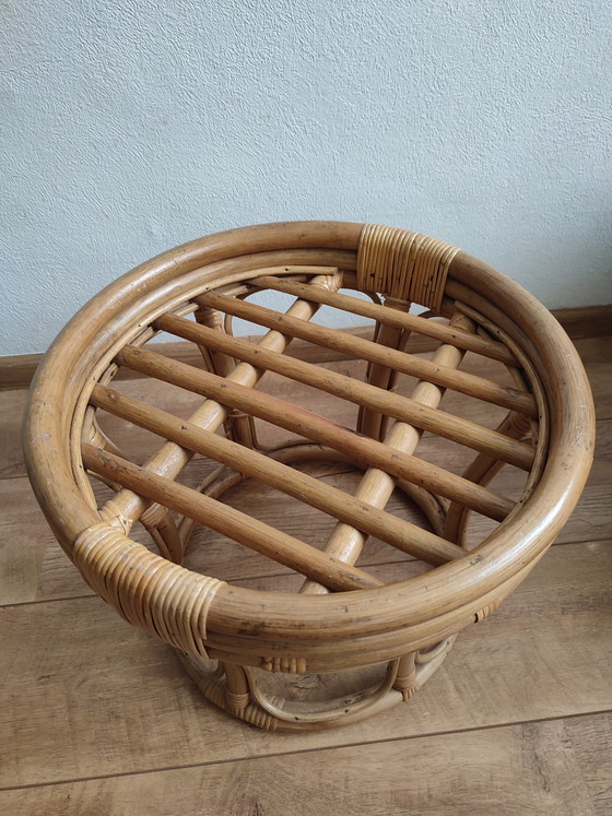 Image 1 of Taburete de ratán y bambú, mesa auxiliar, mesa pequeña