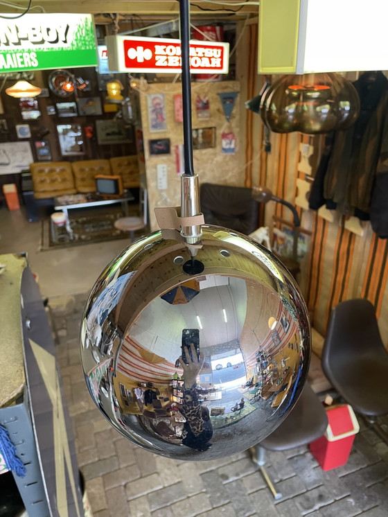 Image 1 of Lampe globe suspendue chromée vintage des années 70