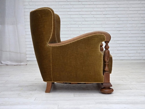 Image 1 of Fauteuil danois des années 1960, velours vert, bois de chêne massif sculpté.