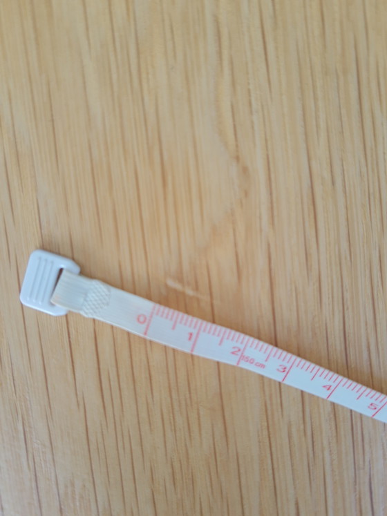 Image 1 of Ovaler Esstisch aus massiver Eiche