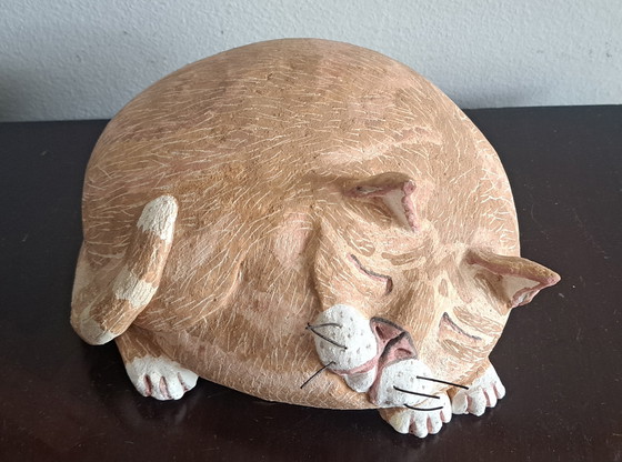 Image 1 of Sculpture en céramique d'un chat enroulé sur lui-même