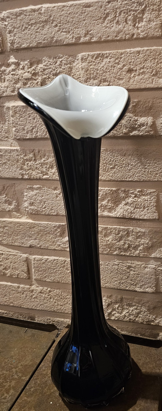 Image 1 of Murano calla of lipvaas, vintage zwart met witte binnenkant