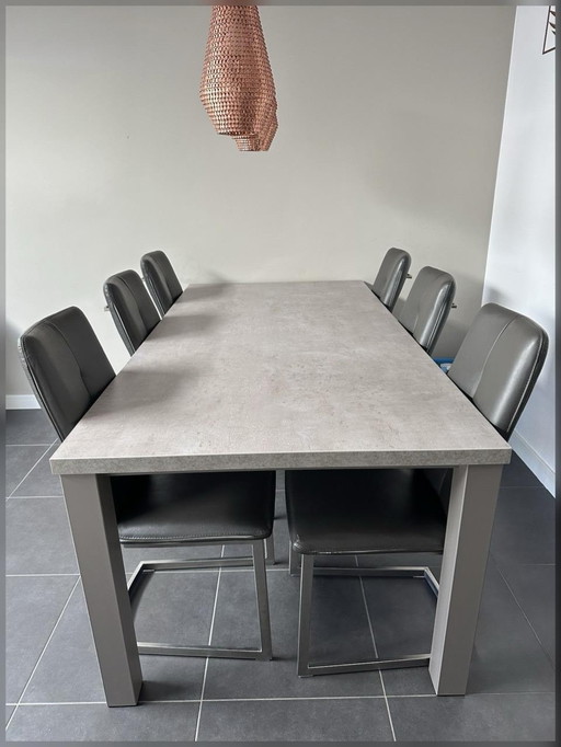 Eettafel taupe beton look