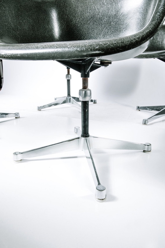 Image 1 of Eames / Miller DAR glasvezel grijs