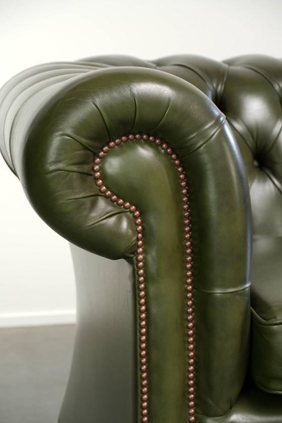 Très beau canapé Chesterfield 2,5 places en cuir de vachette vert de style anglais avec un superbe look (photo 11 of 13)
