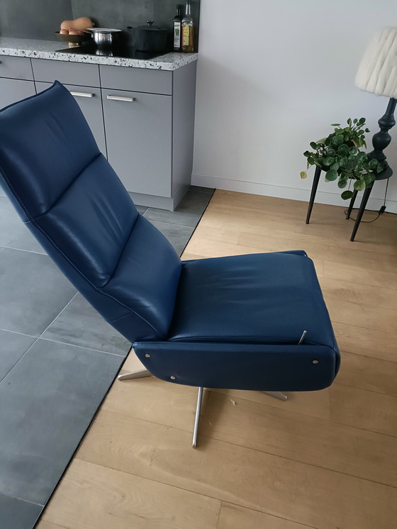 Image 1 of Poltrona relax in pelle blu.