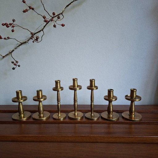 Portacandele vintage in ottone, design scandinavo di metà secolo. 7 pezzi. – kandelaars en kaarsen, Brass