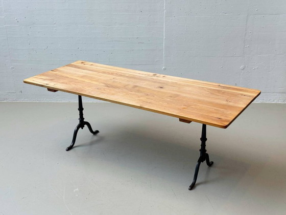 Image 1 of Mesa de centro clásica de madera de cerezo con patas de hierro fundido de Horgenglarus