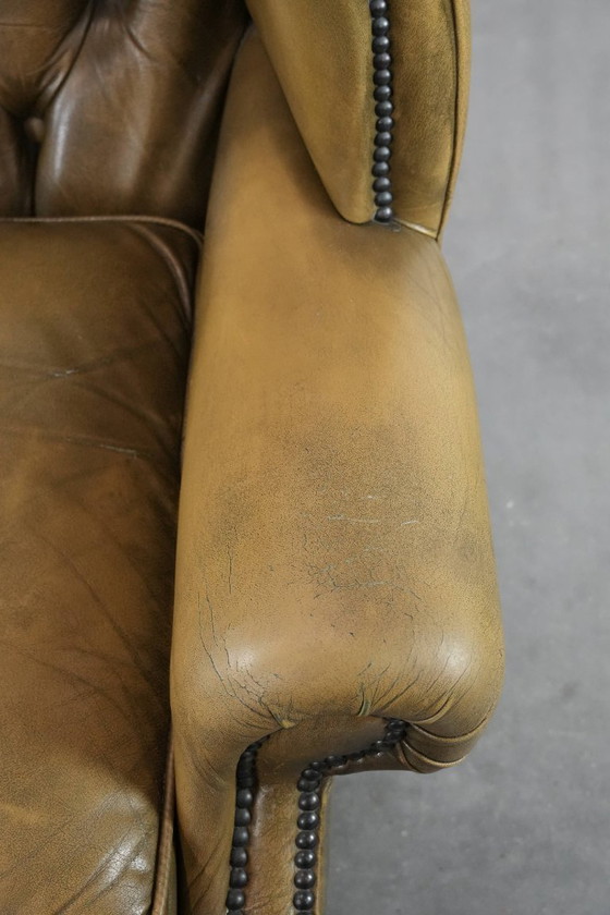 Image 1 of Poltrona Chesterfield con schienale alto in pelle di mucca verde muschio in stile inglese, rifinita con chiodi decorativi