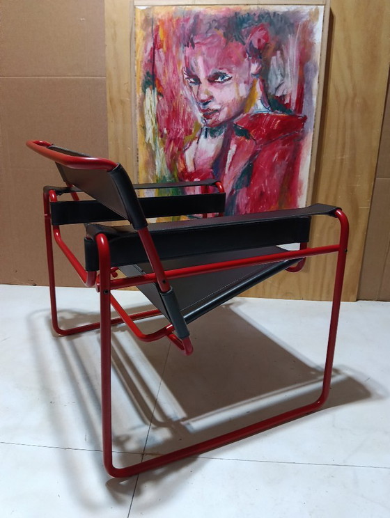 Image 1 of Bolso Knoll Wassily B3 rojo mate, nuevo-usado, en piel negra, de Marcel Breuer.