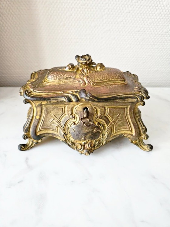 Image 1 of Zeldzame antieke geheime doos in rococo-stijl (Lodewijk XV) van verguld brons met sleutel, gewicht 858 g