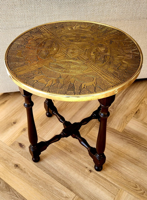 Table Ancienne Brocante Table d'appoint en bois avec plateau en cuivre rond - Hiéroglyphes égyptiens