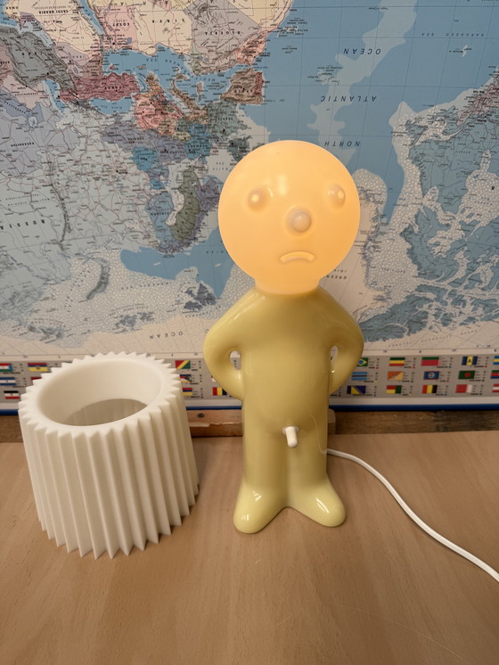 Image 1 of Herr P Ein Mann schüchtern Lampe