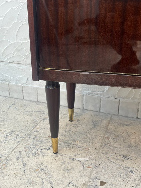 Image 1 of Een paar vintage nachtkastjes uit de jaren 60 met messing spijlenpoten.