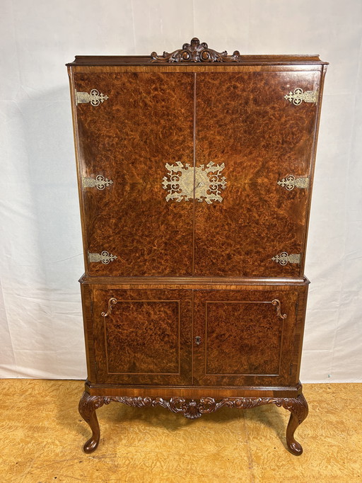 Cabinet à boissons en ronce de noyer du Mid Century - L'élégance Art Déco rencontre le charme Queen Anne