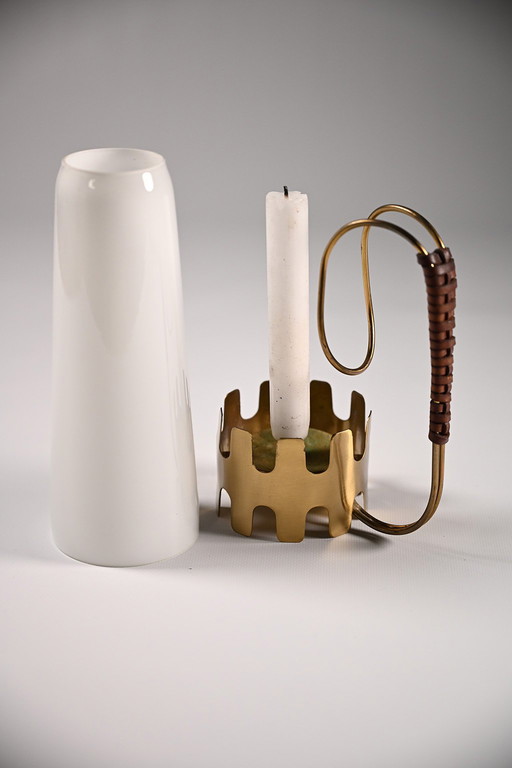 Bougeoir en verre opalin, laiton et cuir