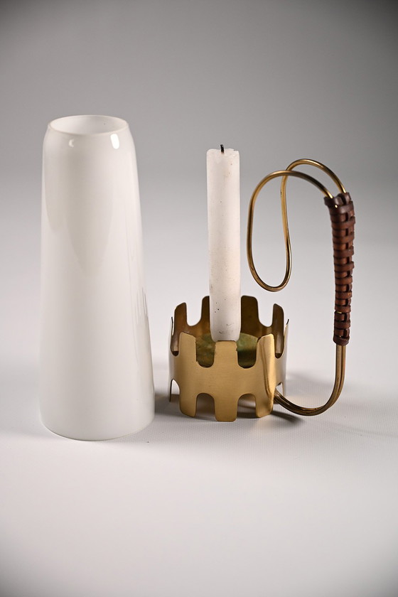 Image 1 of Bougeoir en verre opalin, laiton et cuir
