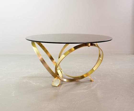 Image 1 of Mesa baja redonda de latón Knut Hesterberg con tapa de cristal ahumado para Ronald Schmitt. Alemania, 1970s.