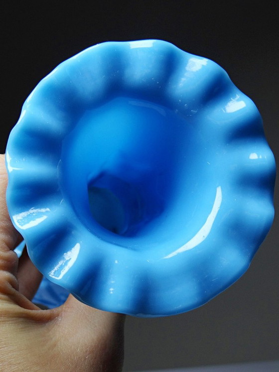 Een paar kleine vintage vaasjes van wit en blauw opaalglas, versierd met ananassen. – Vazen (photo 8 of 12)