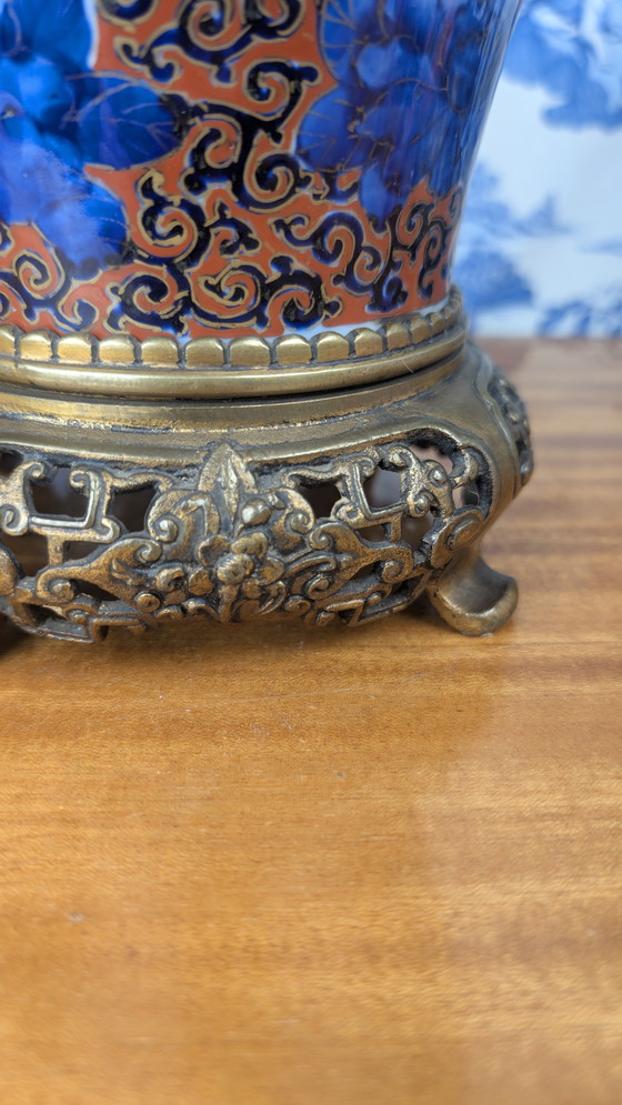 Image 1 of Jarrón balaustre japonés Hichozan Shinpo Porcelana de Arita y bronce Periodo Edo tardío (1830-1850)