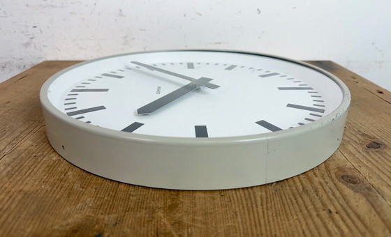 Image 1 of Grijze industriële fabriekswandklok van Siemens, jaren 70.