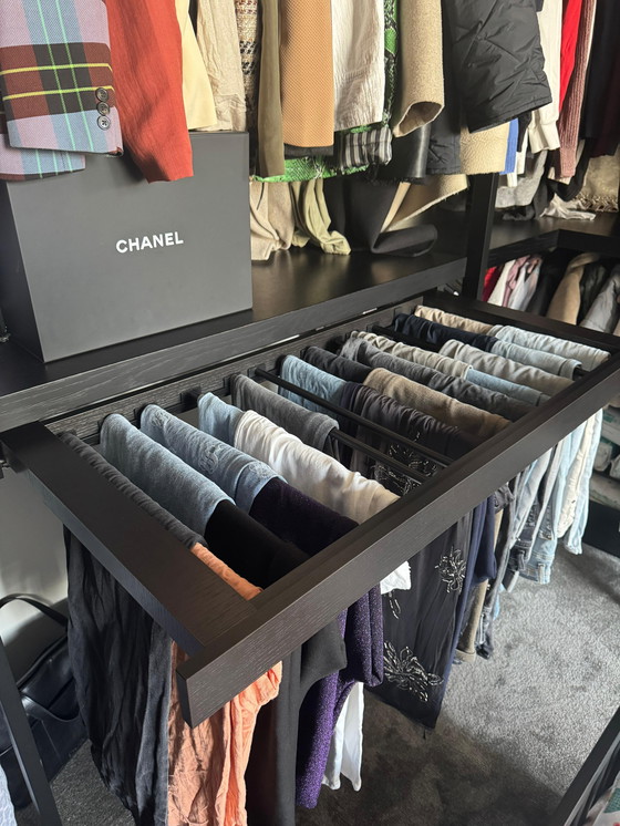 Image 1 of Porro begehbarer Kleiderschrank, schwarzer Ständer, Einlegeböden Melamin-Kohlefaser