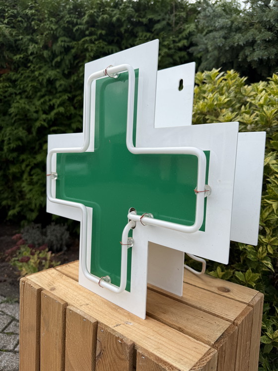 Image 1 of Neon lichtbak groen kruis vintage apotheek