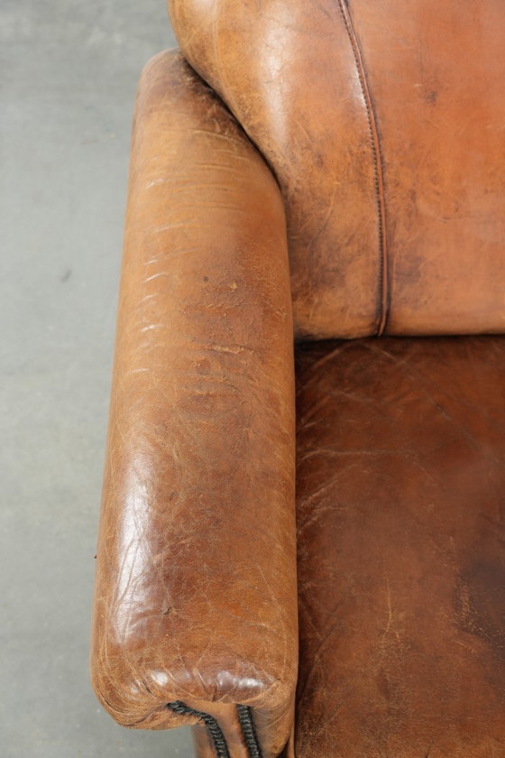 Image 1 of Karaktervolle schapenleren fauteuil met een mooie vintage look en een afwerking met siernagels