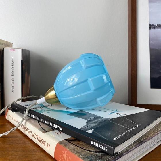 Image 1 of antica lampada portatile a forma di tulipano in vetro opalino blu