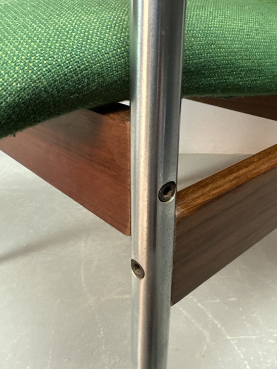 Image 1 of Juego de 4 sillas de comedor Thereca de diseño de mediados de siglo con tapicería verde vibrante.