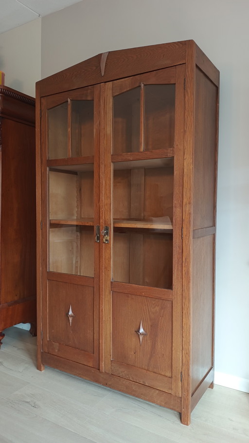 Art Deco display cabinet with characteristic details