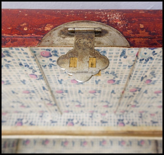 Image 1 of  Malle chinoise en cuir laqué rouge du début du XXe siècle