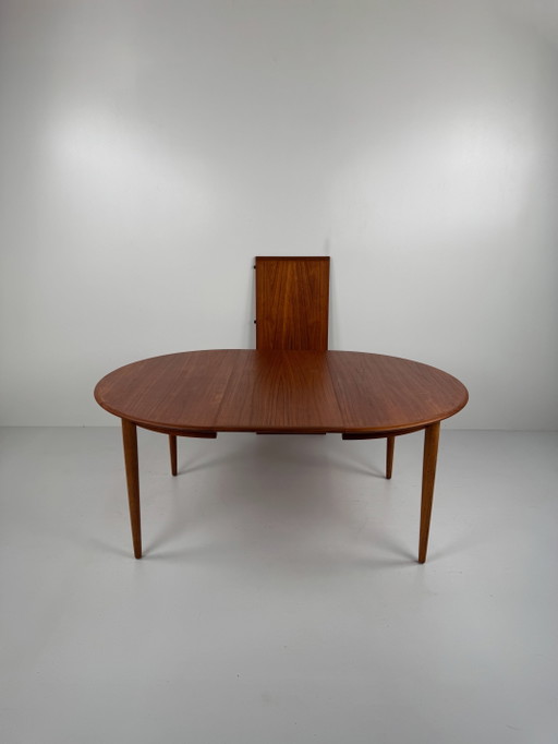 Mesa de comedor extensible de teca de Skovmand & Andersen: elegancia danesa de mediados de siglo.