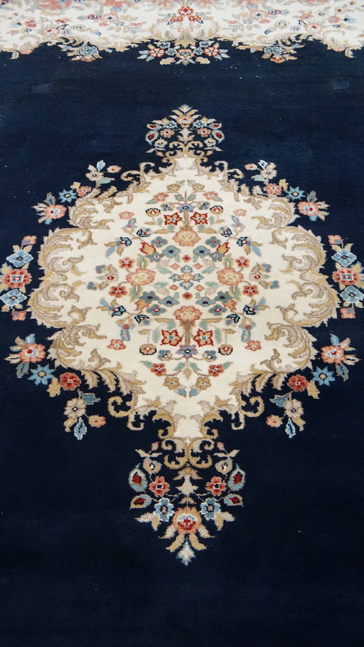 Groot Vintage Kirman Vloerkleed/Tapijt Met Donkerblauwe En Roze Kleuren 328x238cm