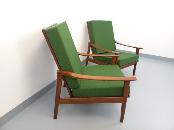 Image 1 of Een paar vintage Scandinavische fauteuils van teakhout met groene stof uit de jaren 60.