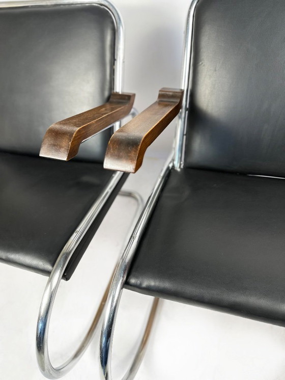 Image 1 of Een paar Bauhaus-fauteuils met cantileverconstructie uit de jaren 1930-1940 – buisvormig staal, houten armleuningen