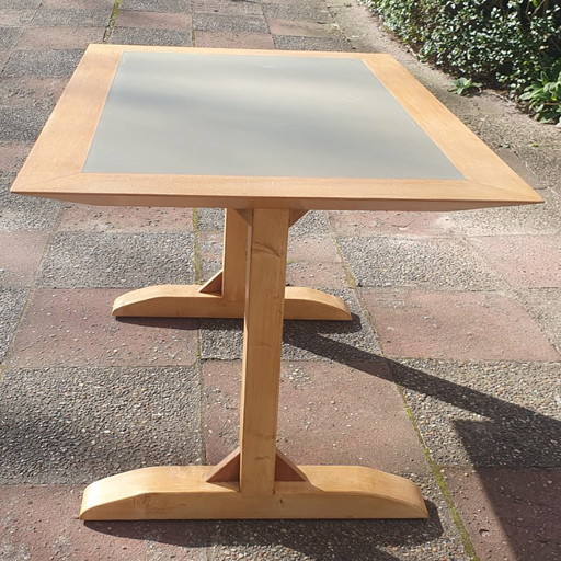 Table en bois avec plateau incrusté de marmoleum