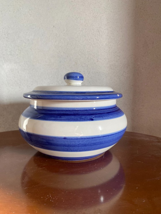 Plat de service couvert vintage Fortebraccio Ceramiche, peint à la main en bleu et blanc – Italie (photo 5 of 7)
