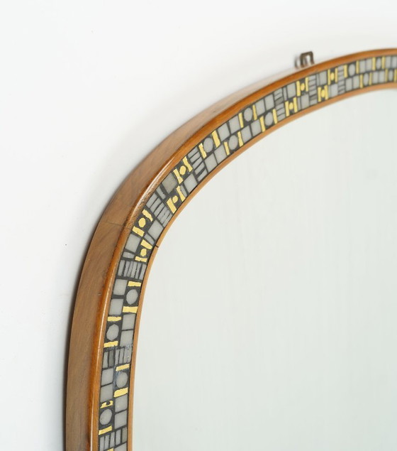 Image 1 of Très beau et rare miroir moderne des années 1950, orné d'une mosaïque et encadré en bois de cerisier.