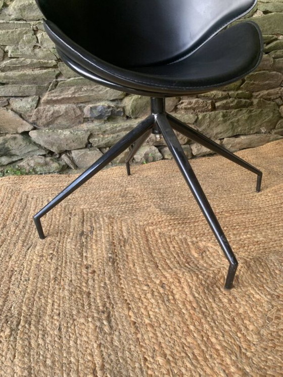 Een paar modernistische draaibare fauteuils van zwart leer. – Leather (photo 11 of 16)