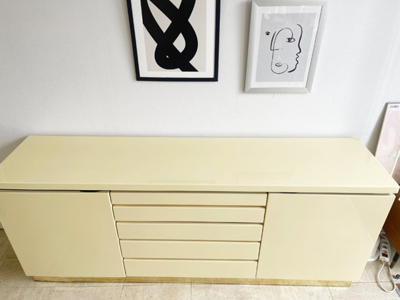 Aparador de Jean-Claude Mahey en laca beige y latón – circa 1970 – Aparadores, Wood (photo 5 of 14)