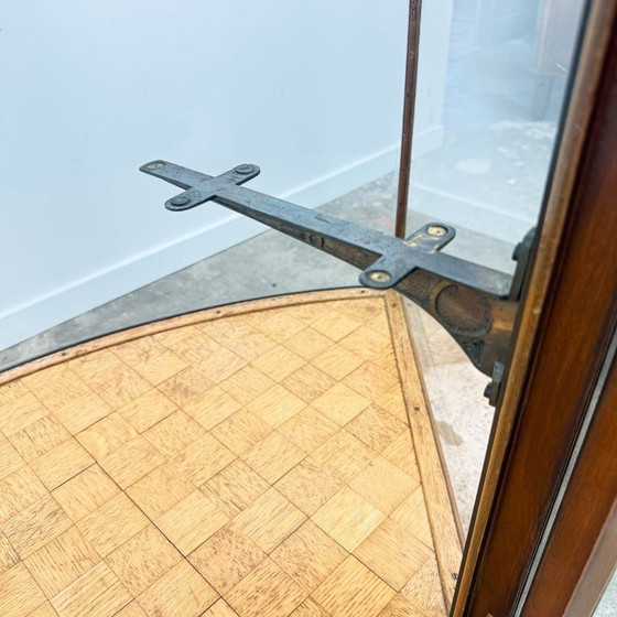 Image 1 of Antieke vitrinekast met gebogen glas – houten displaykast – begin 20e eeuw