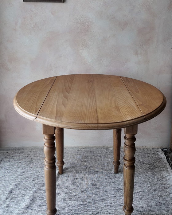 Image 1 of Mesa pequeña redonda plegable de madera de haya: encanto rústico.
