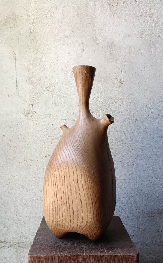 Image 1 of Vaas/sculptuur van gebeeldhouwd massief eikenhout