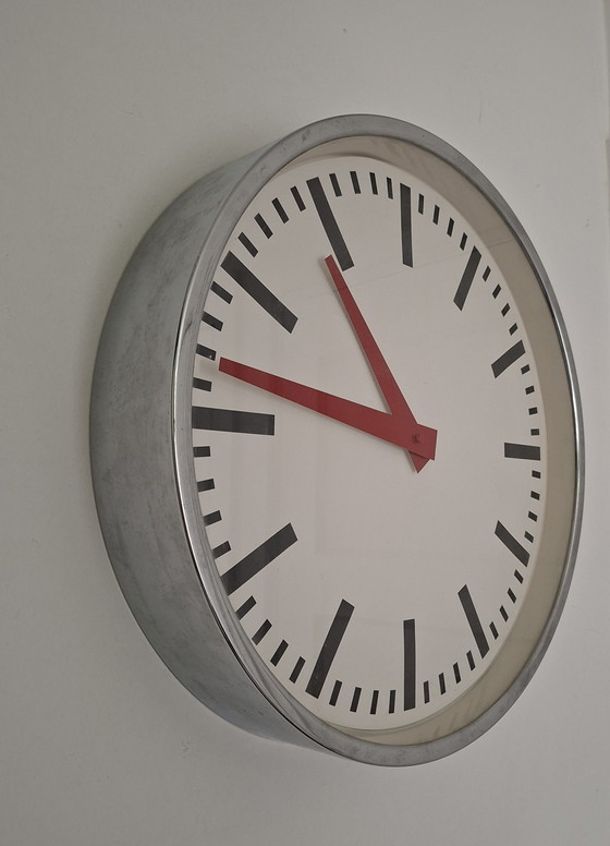 Grande orologio da stazione iconico con lancette rosse – Glass, Metal (photo 4 of 5)
