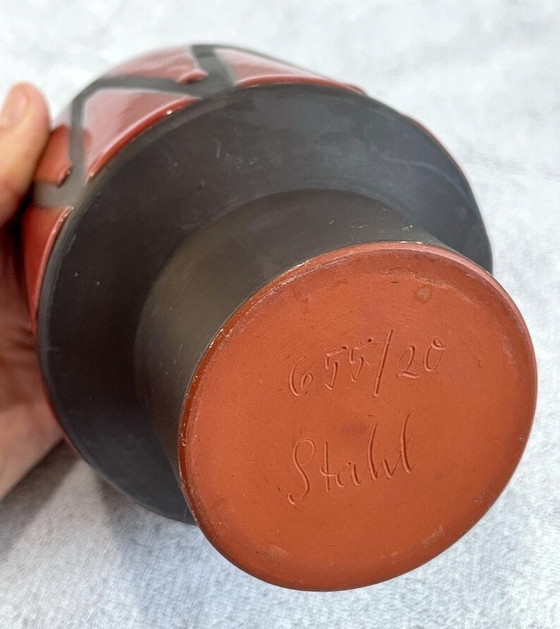 Image 1 of Wendelin Stahl 655-20 vaas, geometrisch rood en zwart (driehoeken), Duits atelierkeramiek uit het midden van de 20e eeuw