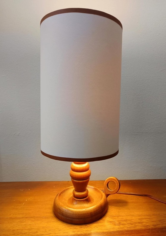 Image 1 of Vintage houten lamp met witte imitatieleren kap