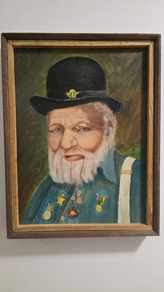 Portrait de personnage vintage du milieu du siècle – Homme au chapeau melon et médailles (33x42 cm) (photo 3 of 8)