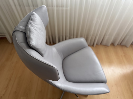 Image 1 of Poggiapiedi e cuscino poggiatesta per poltrona Leolux Caruzzo, colore grigio chiaro.