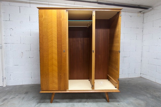 Image 1 of Französischer Kleiderschrank mit geschwungenen Beinen, 3 Türen, 1 Spiegel (27 x 130 cm) und 1 Schublade